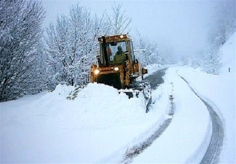 مسدود شدن راه ارتباطی ۷۰ روستای بخش مارگون بویراحمد؛ برف مدارس را تعطیل کرد