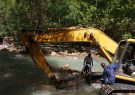 معاون دادگستری استان با چکمه پای کار رفع تصرف از رودخانه مهریان