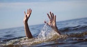 جوان دهدشتی در رودخانه بشار یاسوج غرق شد/عدم اقدام به موقع نیروهای امداد و نجات و اورژانس/اقدام جوانان بومی برای درآوردن جسد+فیلم