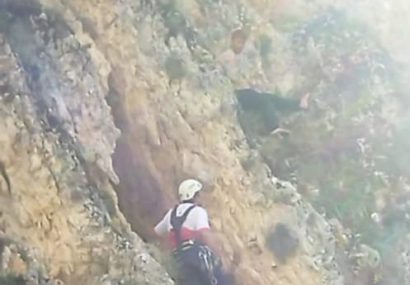 فرد گرفتار شده در ارتفاعات روستای پرشکفت توسط نجاتگران هلال احمر کهگیلویه وبویراحمد نجات یافت/تصاویر