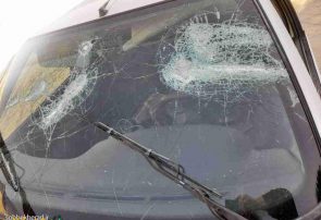 حمله اراذل واوباش با سلاح سرد وگرم در ورودی دهدشت به چرام به یک دستگاه پژو پارس وضرب جرح سرنشینان خودرو
