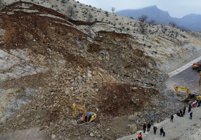 اقدام فوری راهداران کهگیلویه و بویراحمد در پی رانش کوه در محور پاتاوه – دهدشت / محور تا اطلاع ثانوی مسدود است + فیلم