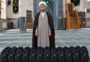 اهدای ۳۰ بسته کیف و لوازم‌التحریر به دانش‌آموزان توسط گروه جهادی آیت‌الله خامنه‌ای